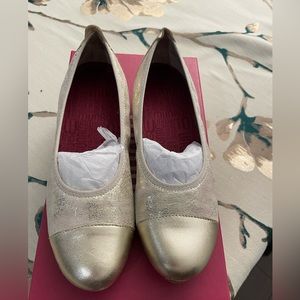 Pretty cream and gold flats for any occasion!
